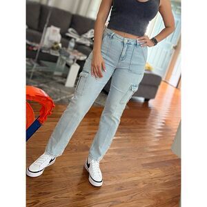 GUESS WOMEN'S "HAILEY" HIGH-RISE LIGHT WASH BLUE DENIM CARGO JEANS Sz 26